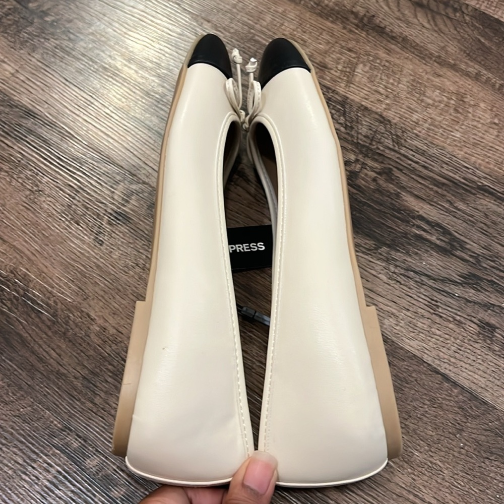 NWT! Express cream and black cap round toe ballet flats - Picture 3 of 7